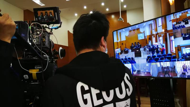 AI生成VS人工创意——精河县广告片拍摄公司的技术浪漫主义实践